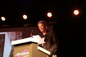Riny Boeijen tijdens de presentatie van 'Ik noem mar 'n dwarstroat'.